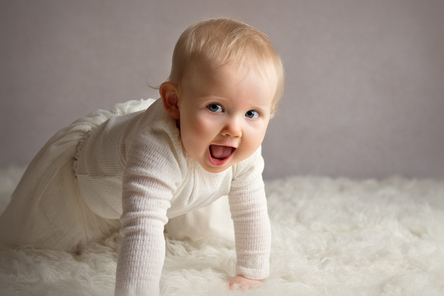 baby crawing by siobhan kelly photography