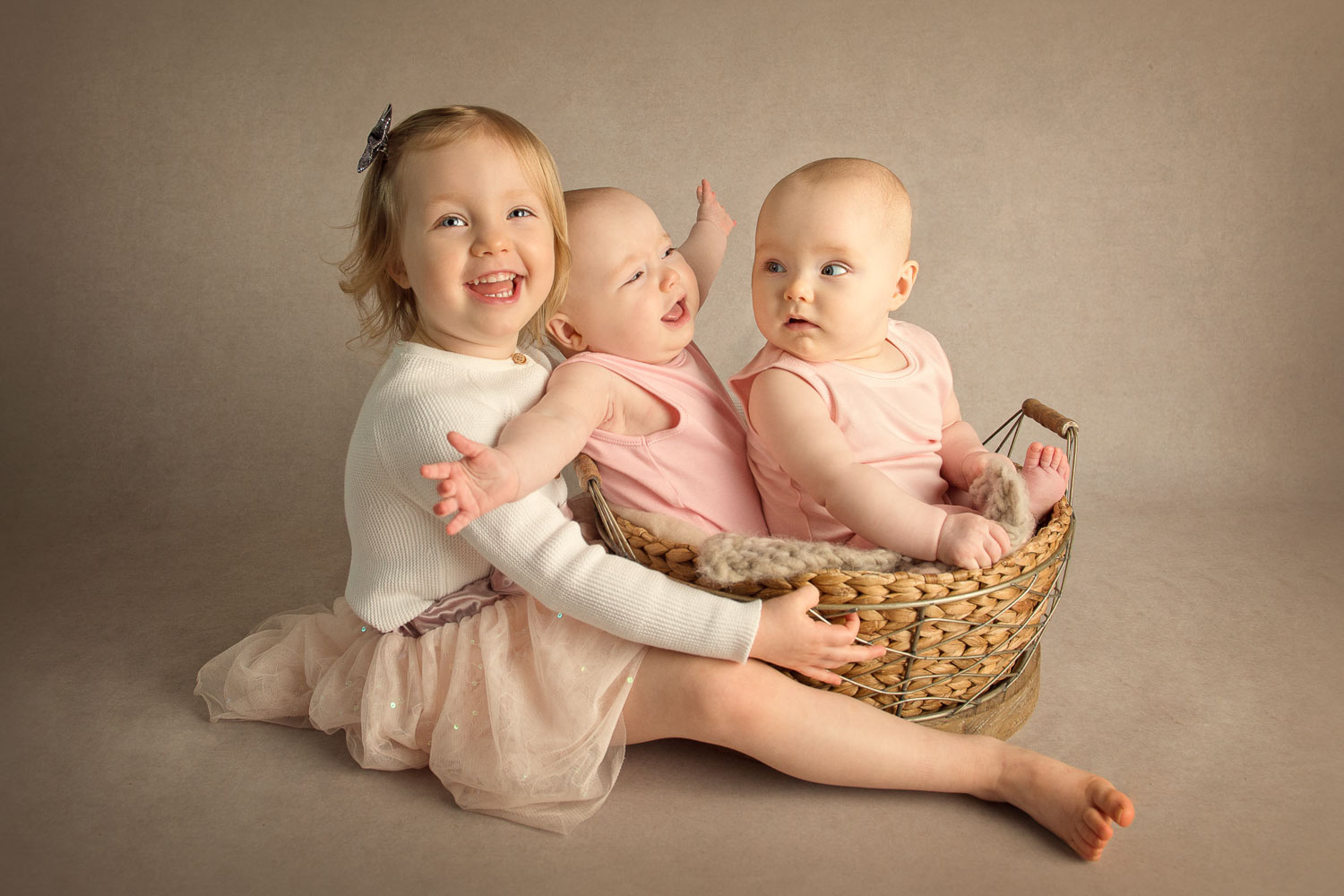 twin babies and older sister by auckland photographer siobhan kelly photography