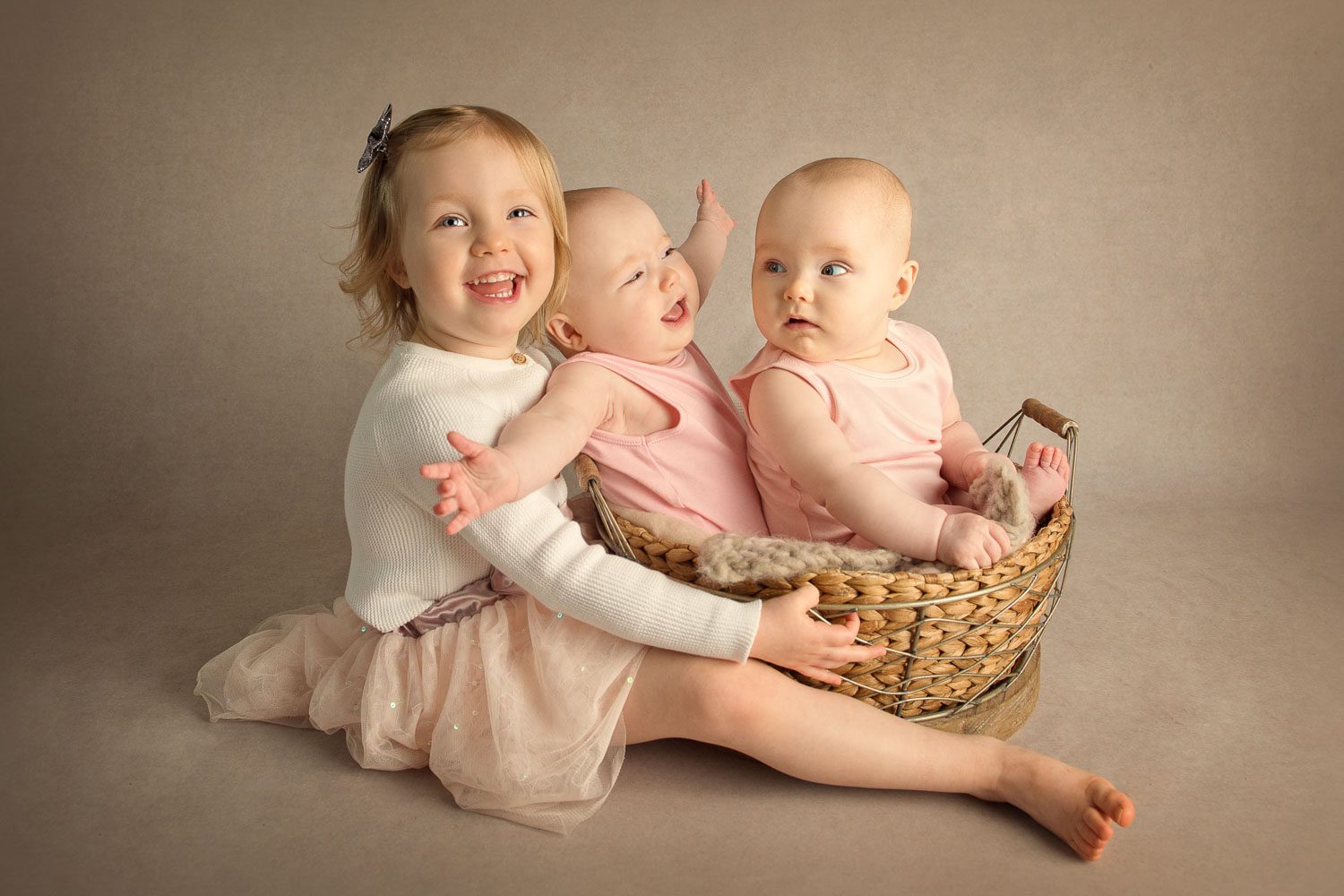Auckland Family Photography 60 twin babies and older sister by auckland photographer siobhan kelly photography