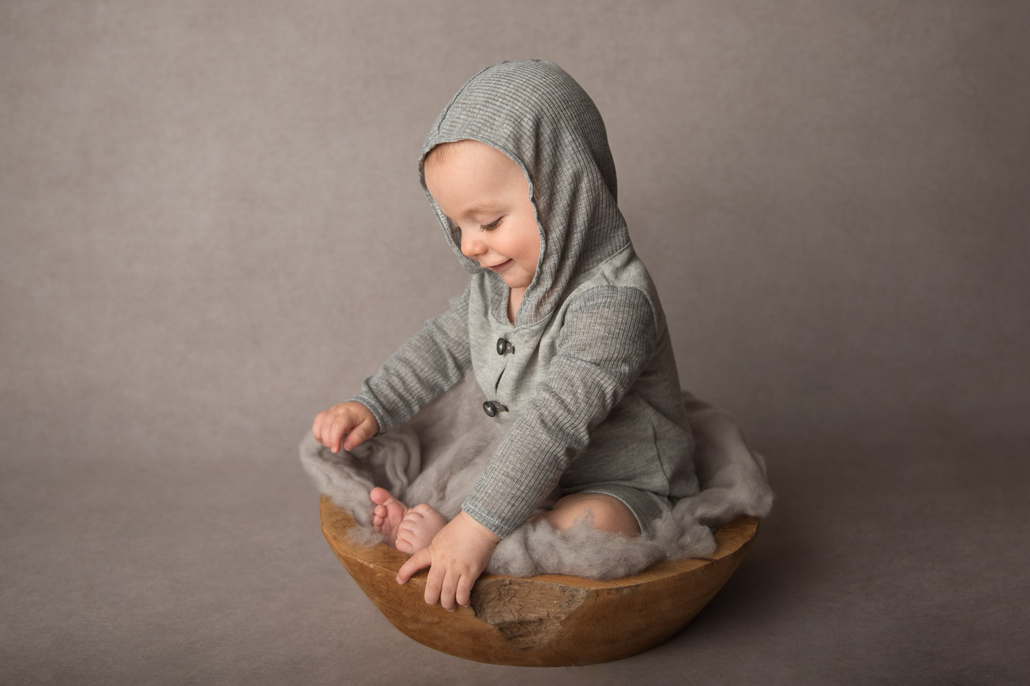 baby in bowl  by auckland photographer siobhan kelly photography
