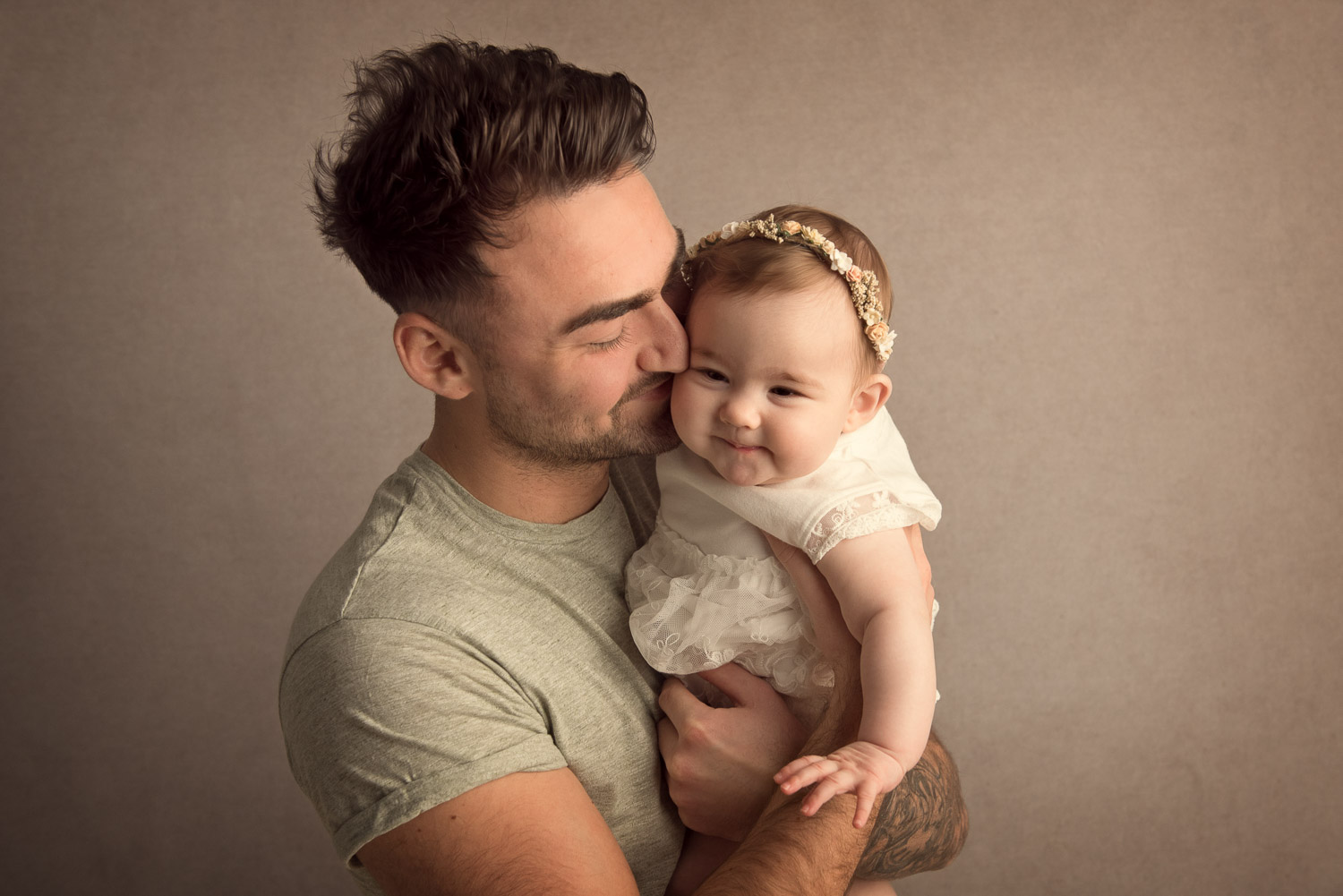 baby and dad hugging by siobhan kelly photography