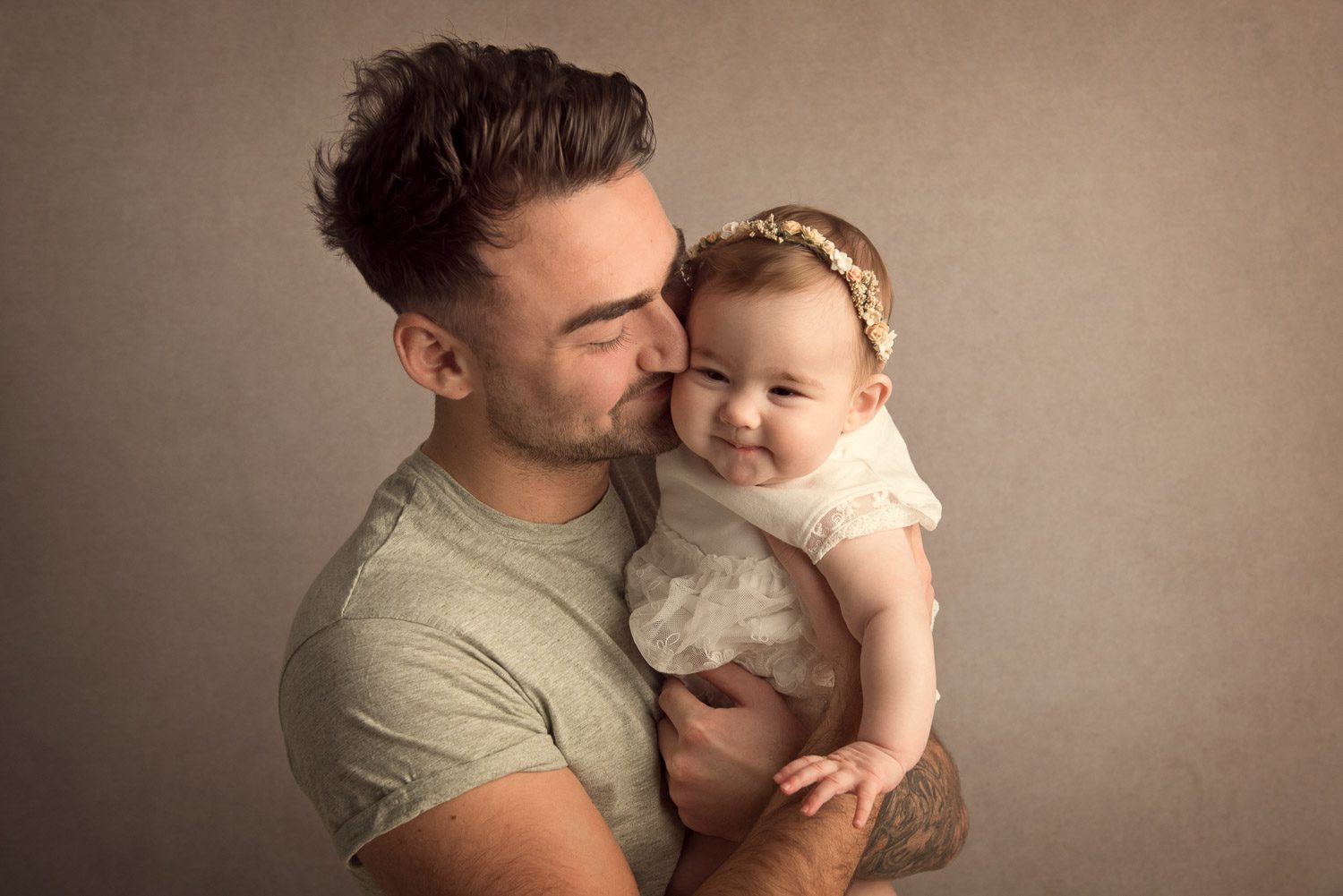 baby and dad hugging by baby photographer siobhan kelly photography