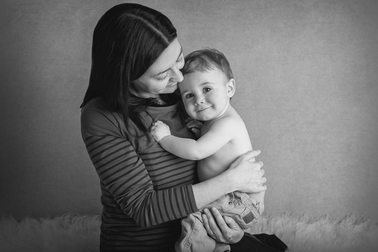baby and mum picture by family photographer siobhan kelly photography