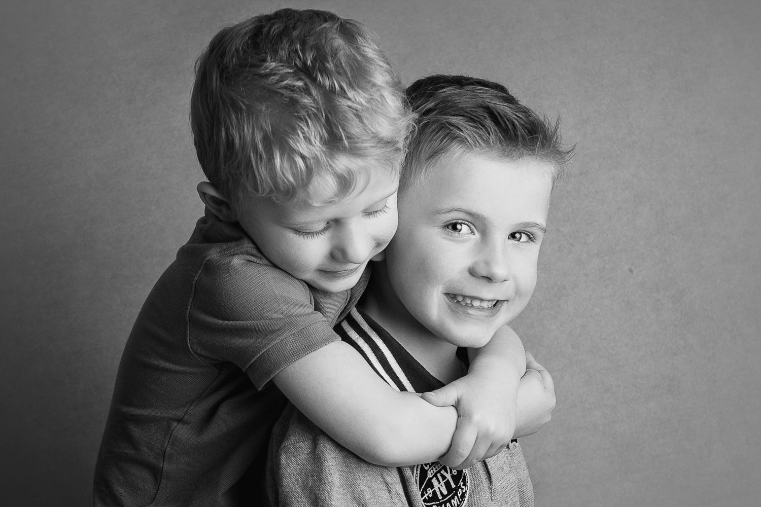Auckland Family Photography 59 indoor sessions by auckland photographer siobhan kelly photography siblings