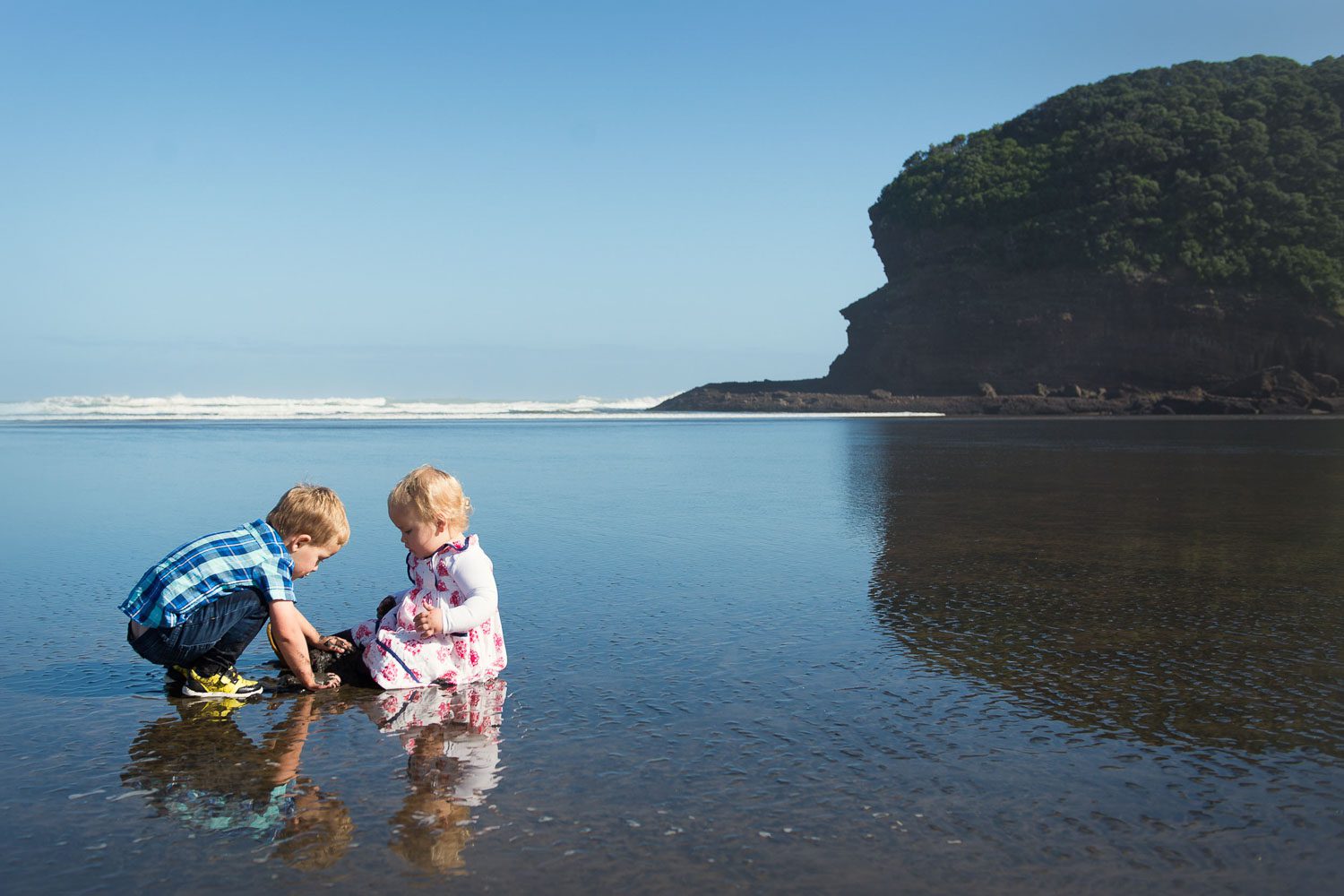 Auckland Family Photography 28 kids on beach photo by siobhan kelly photography