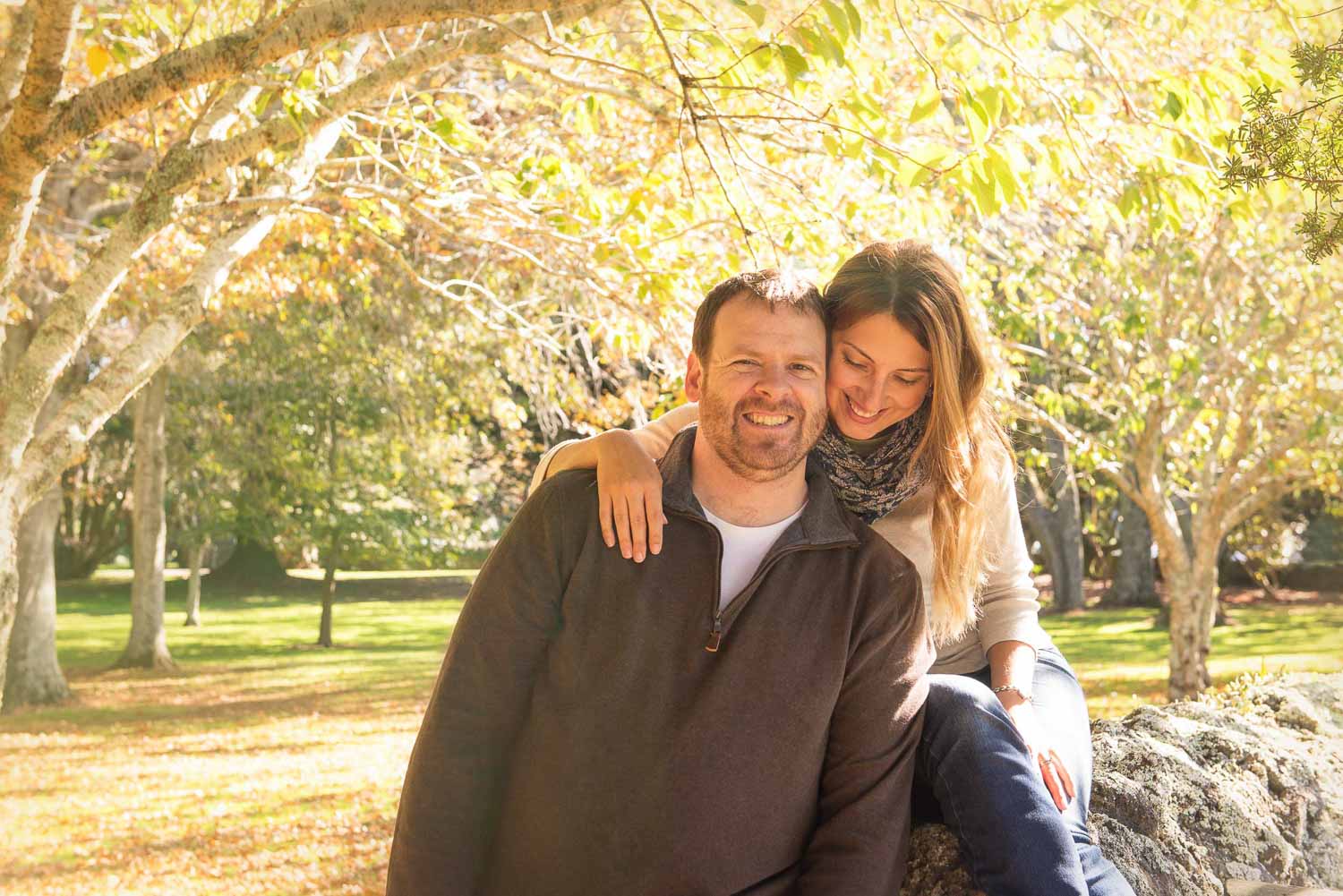 Auckland Family Photography 43 couple in park by siobhan kelly photography