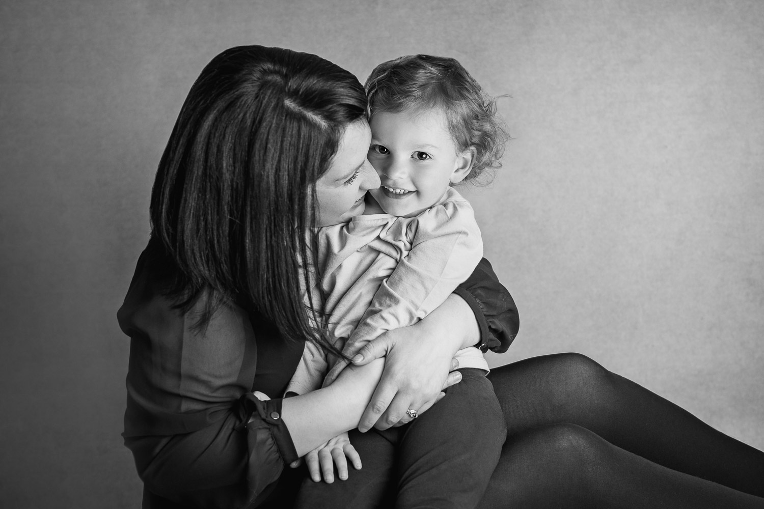 photo of mum and child by auckland photographer siobhan kelly photography