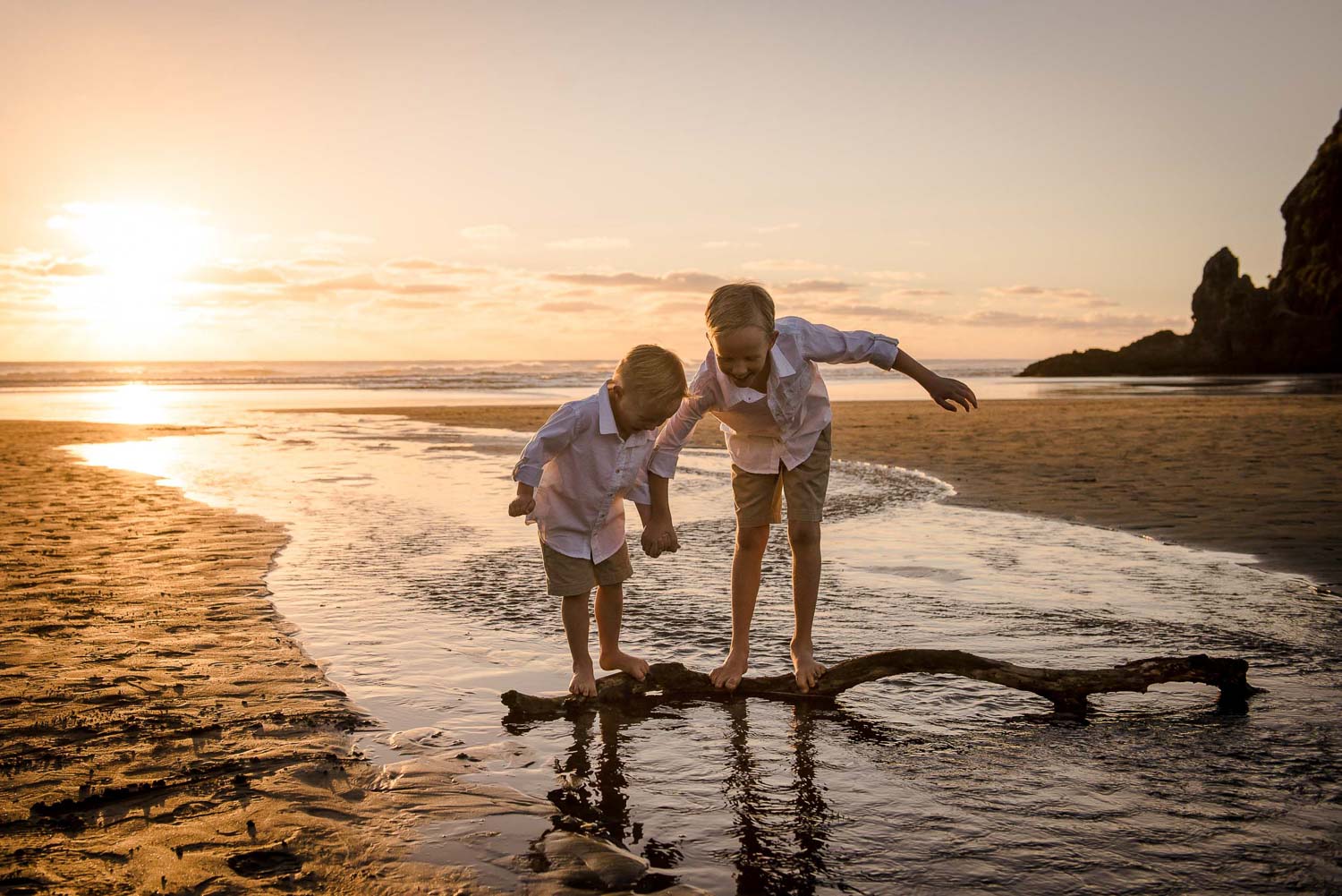 children at beach photography by auckland photographer siobhan kelly photography