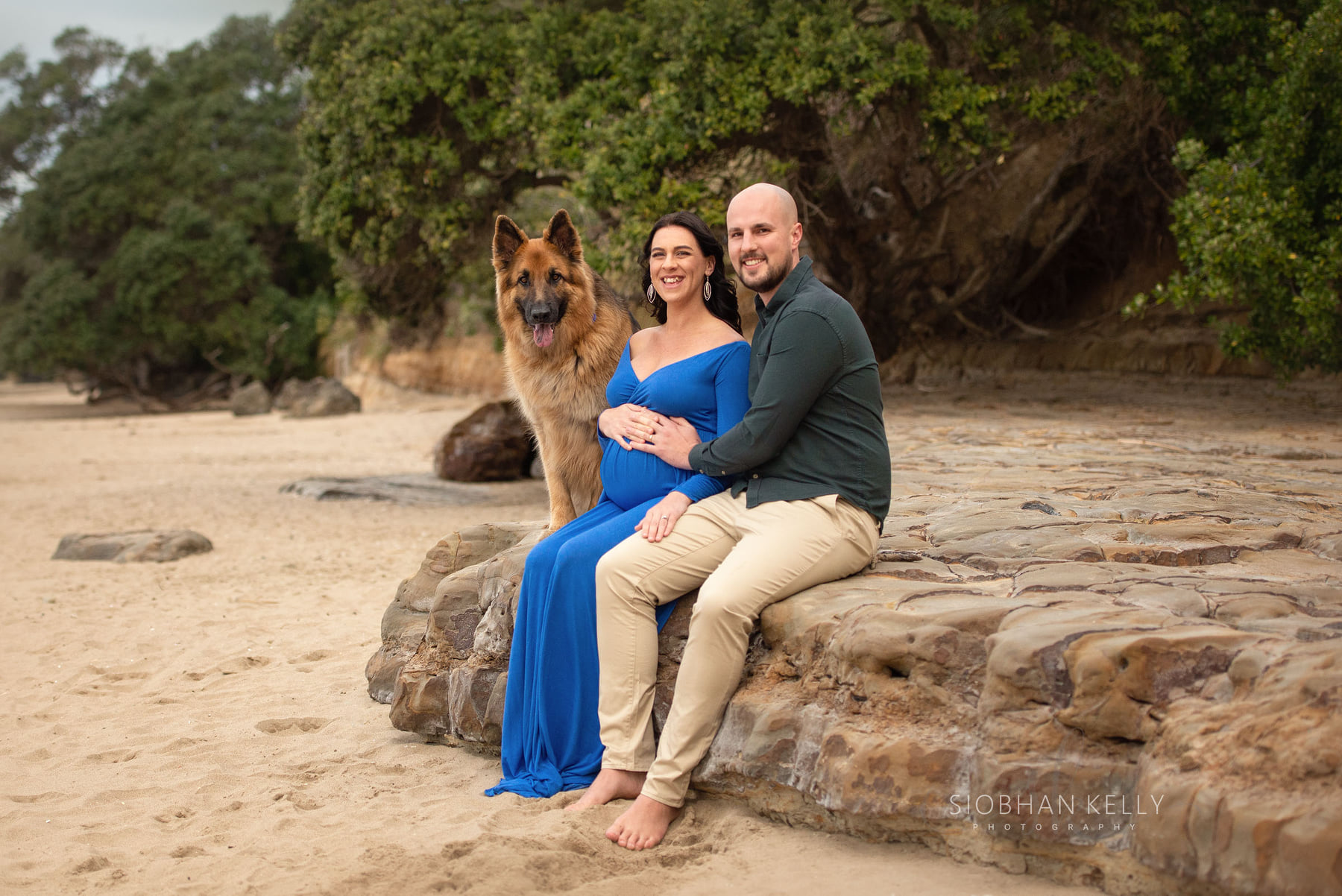 pregnancy photography with pet at beach by siobhan kelly photography