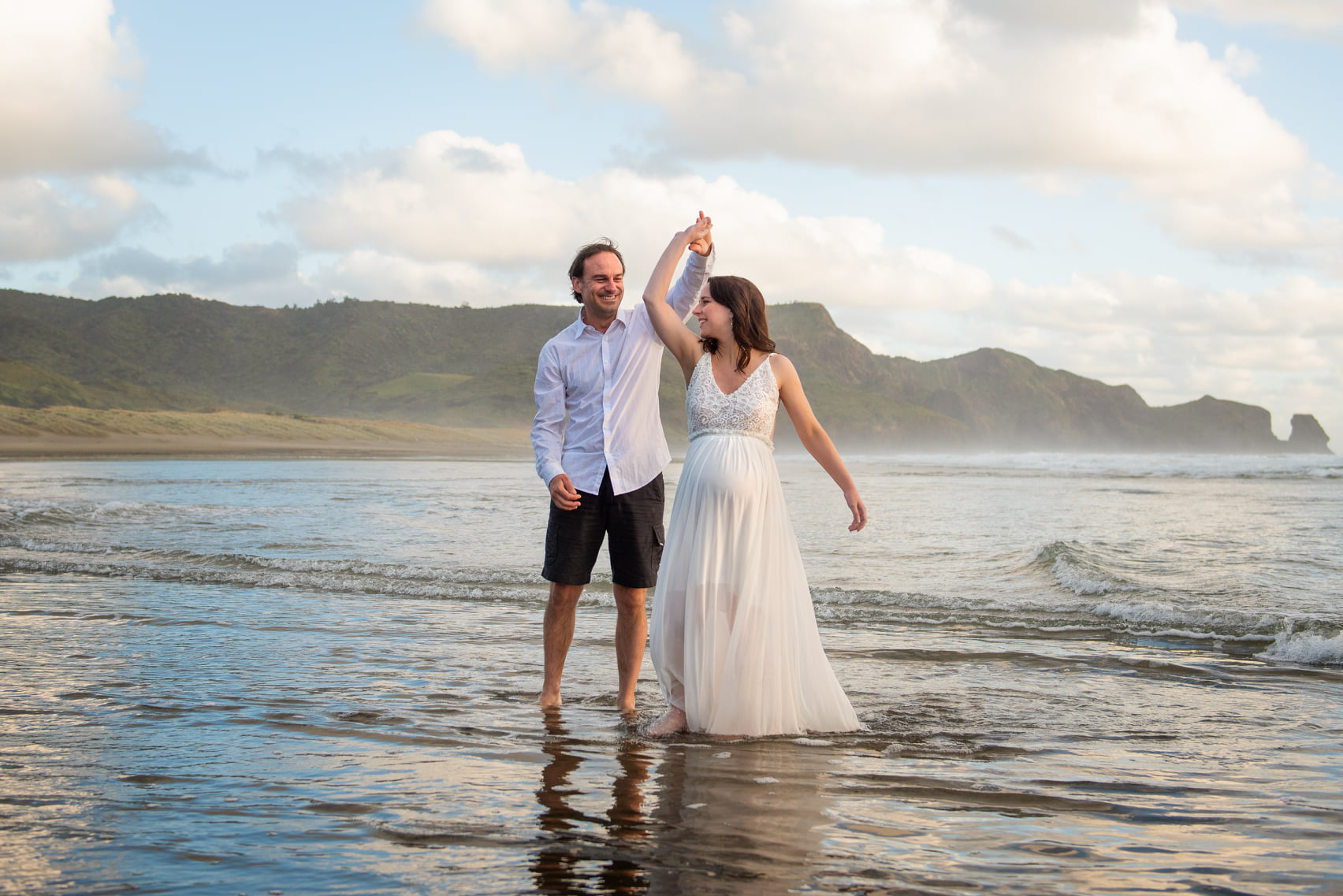 maternity photography at beach by auckland photographer siobhan kelly photography