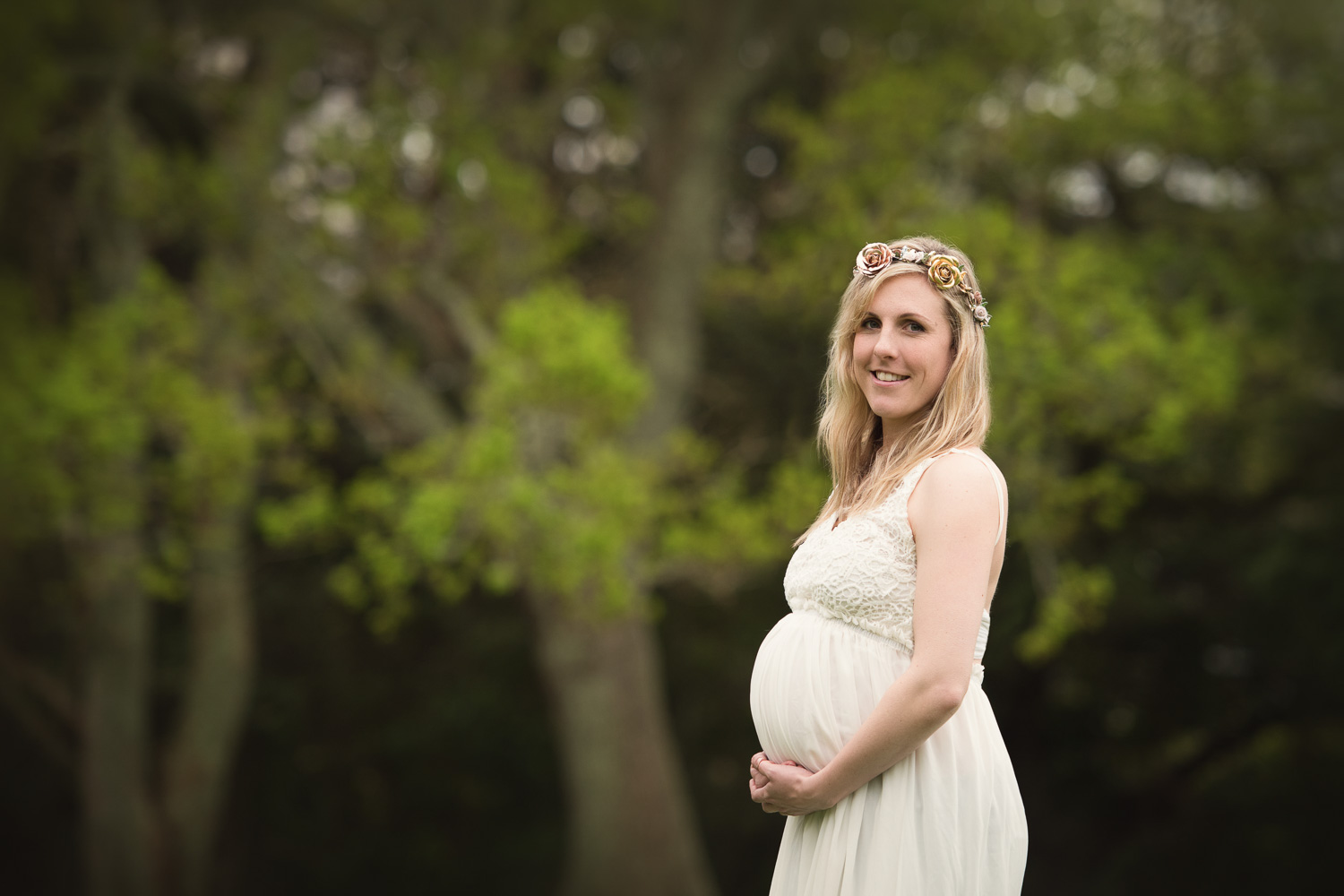 backless white lace dress by maternity photographer siobhan kelly 