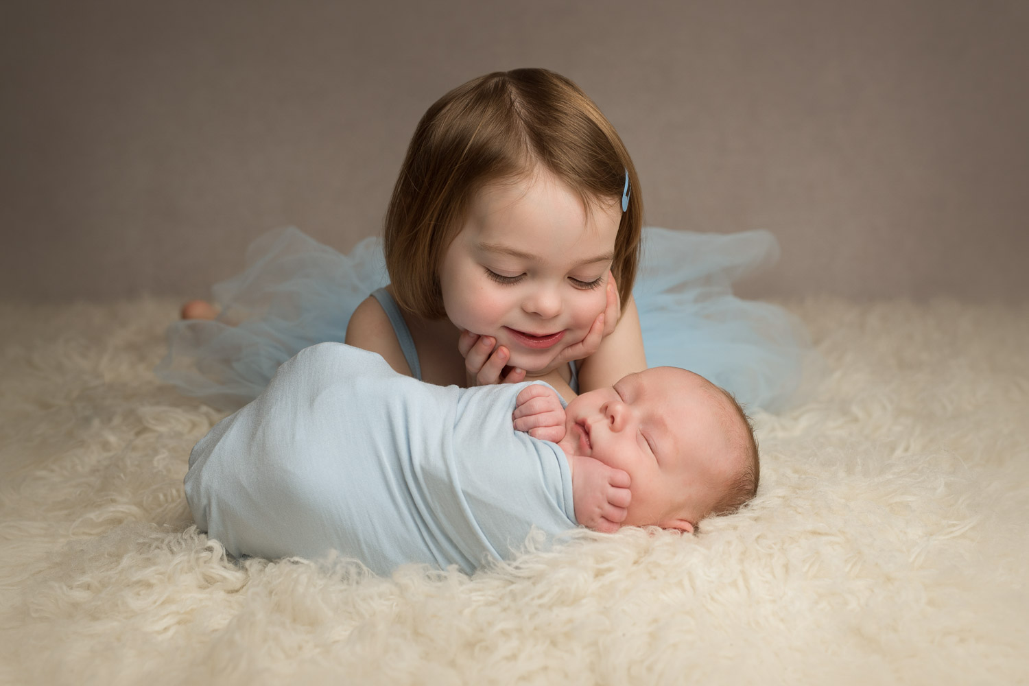 newborn baby and sister by siobhan kelly photography