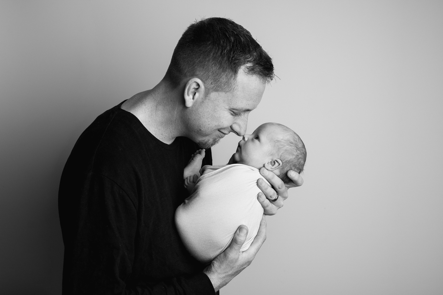 newborn photography with dad by auckland newborn photographer siobhan kelly photography