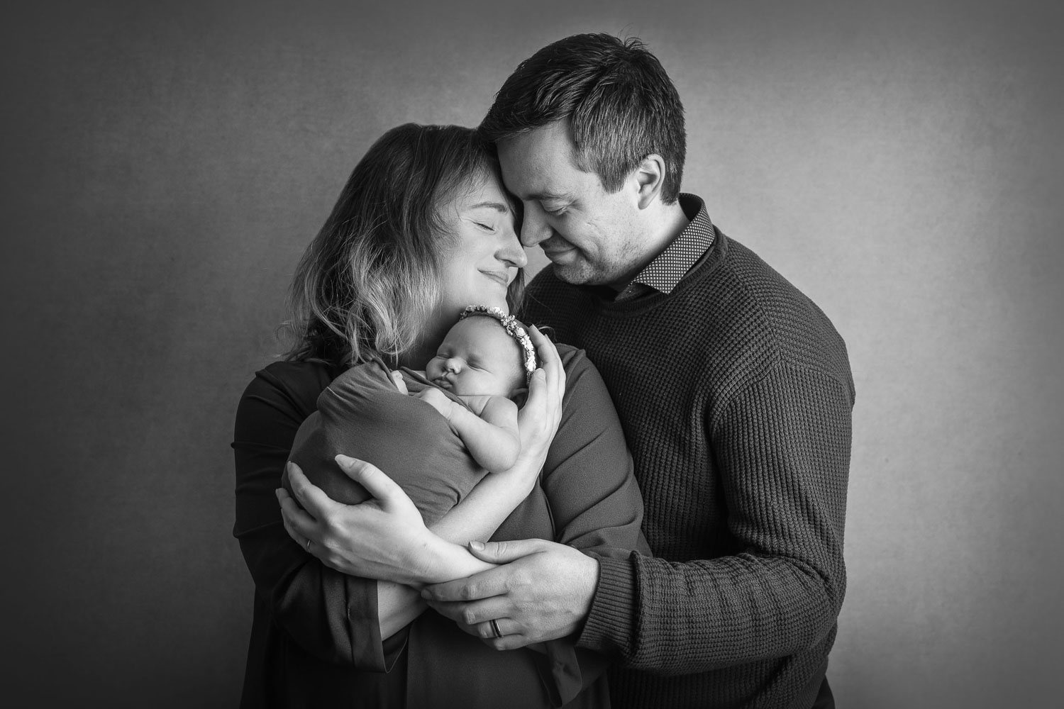 newborn baby with family by siobhan kelly photography