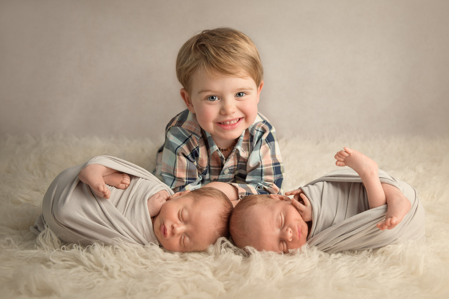 newborn twins by auckland twins photographer siobhan kelly photography