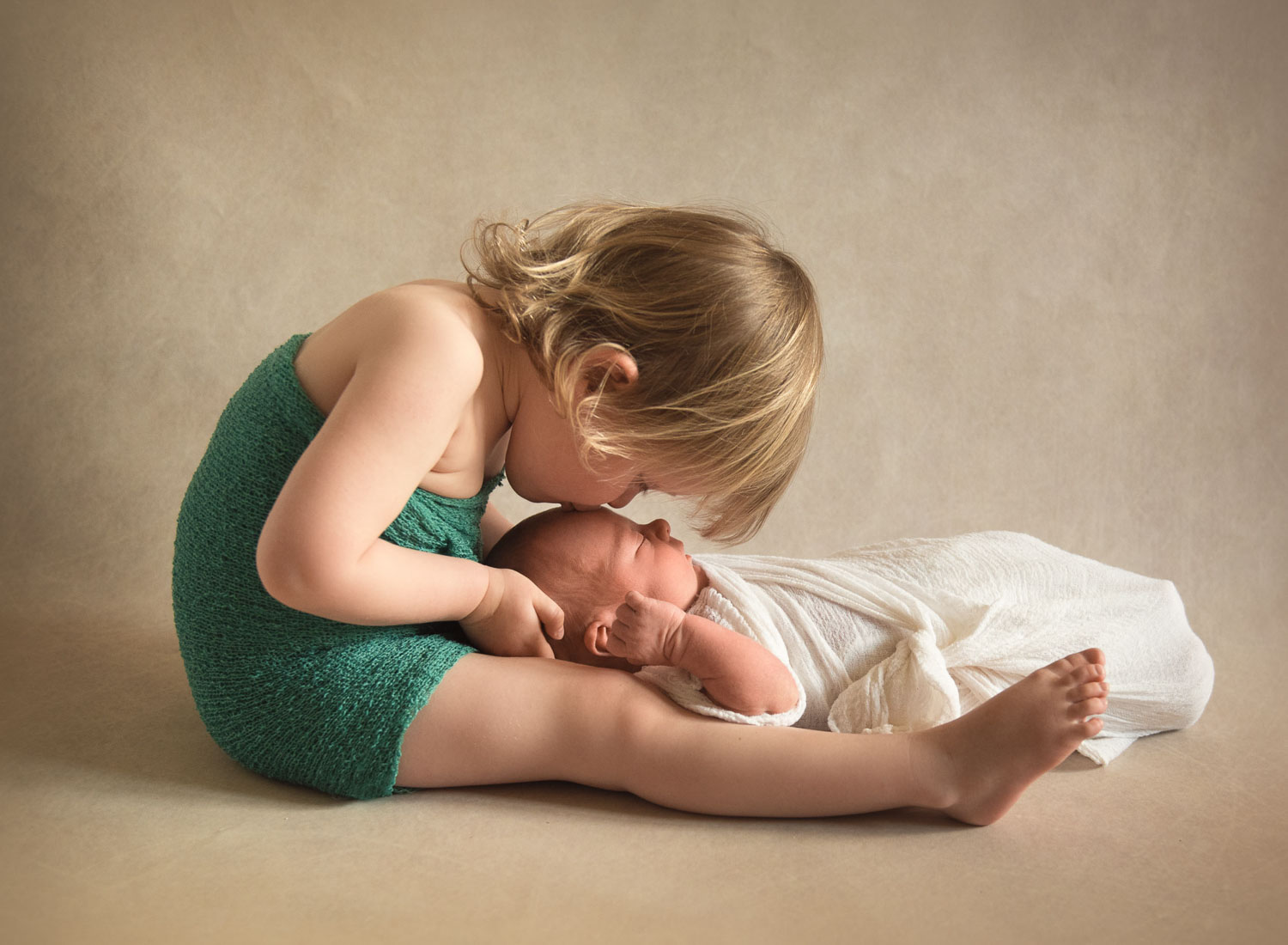 photo of baby and sibling by auckland newborn photographer