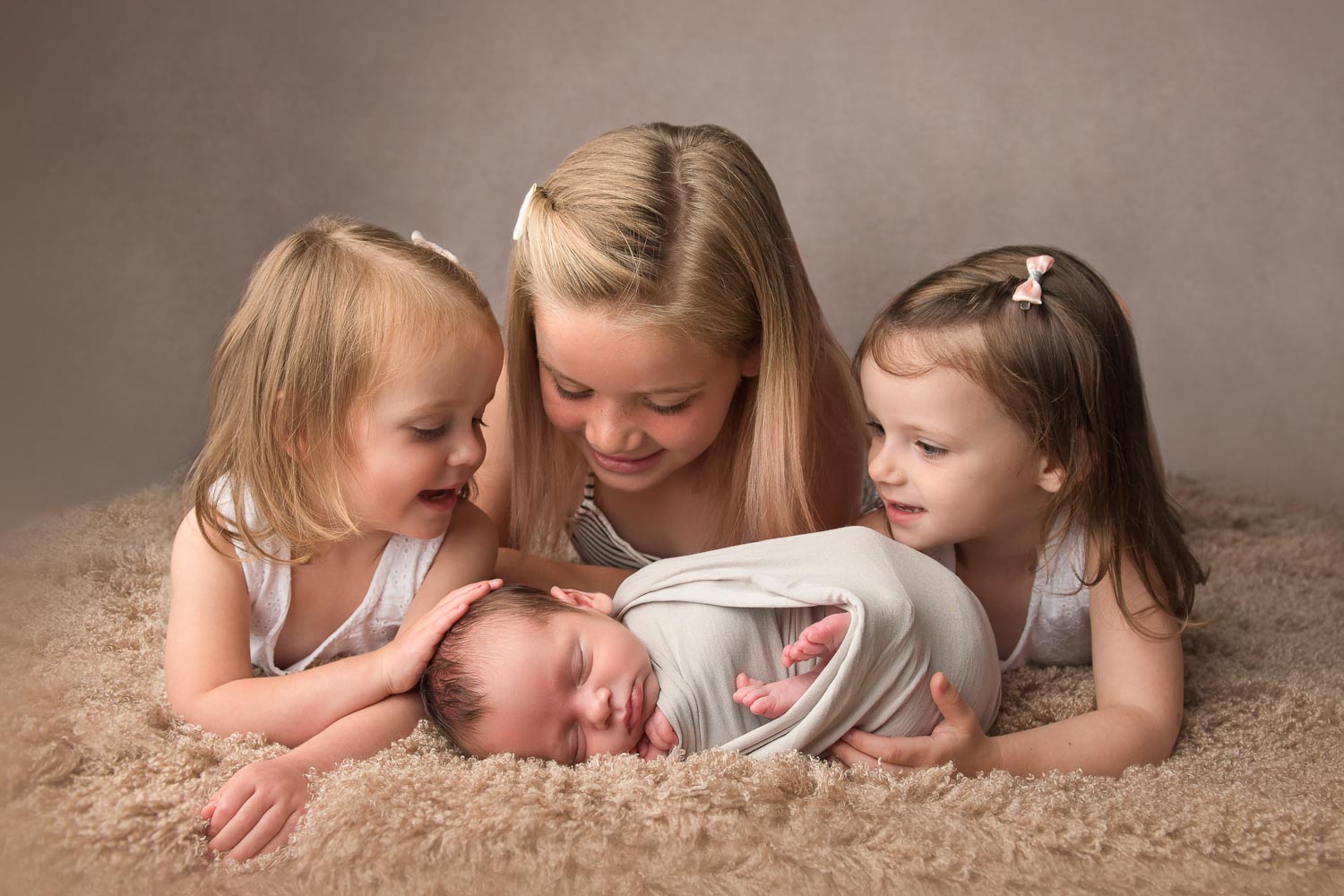 siblings and newborn baby by newborn photographer siobhan kelly photography