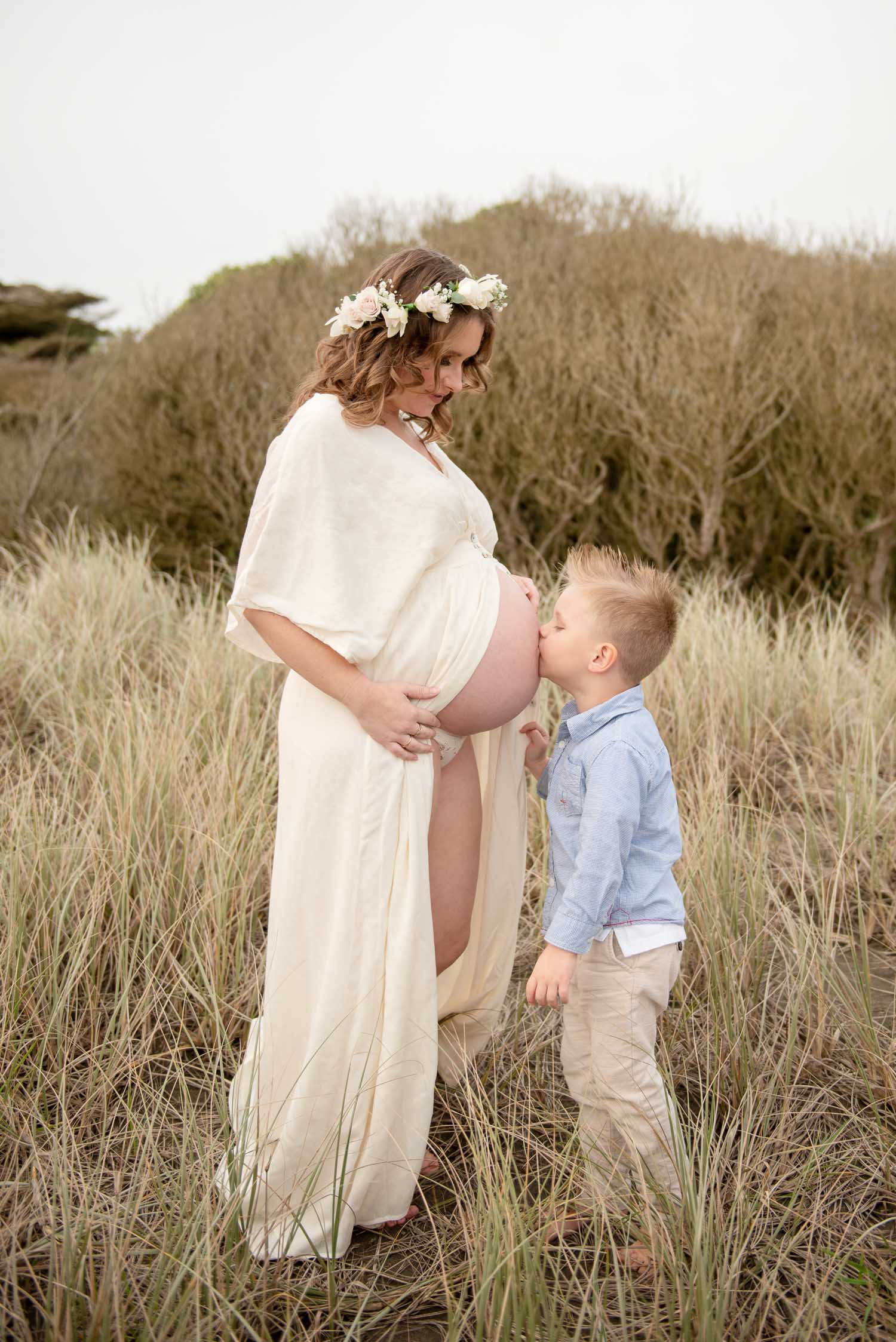 pregnancy photography at beach by siobhan kelly photography