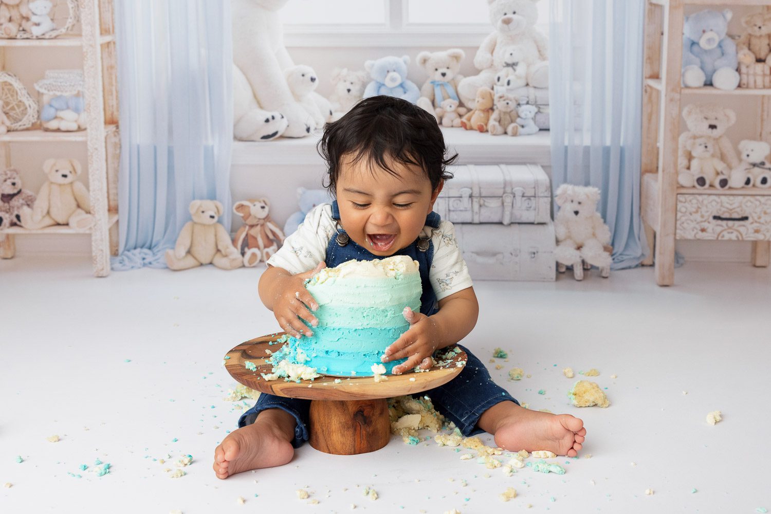 Auckland Cake Smash Photography 24 Aarik smashing cake by cake smash photographer siobhan kelly