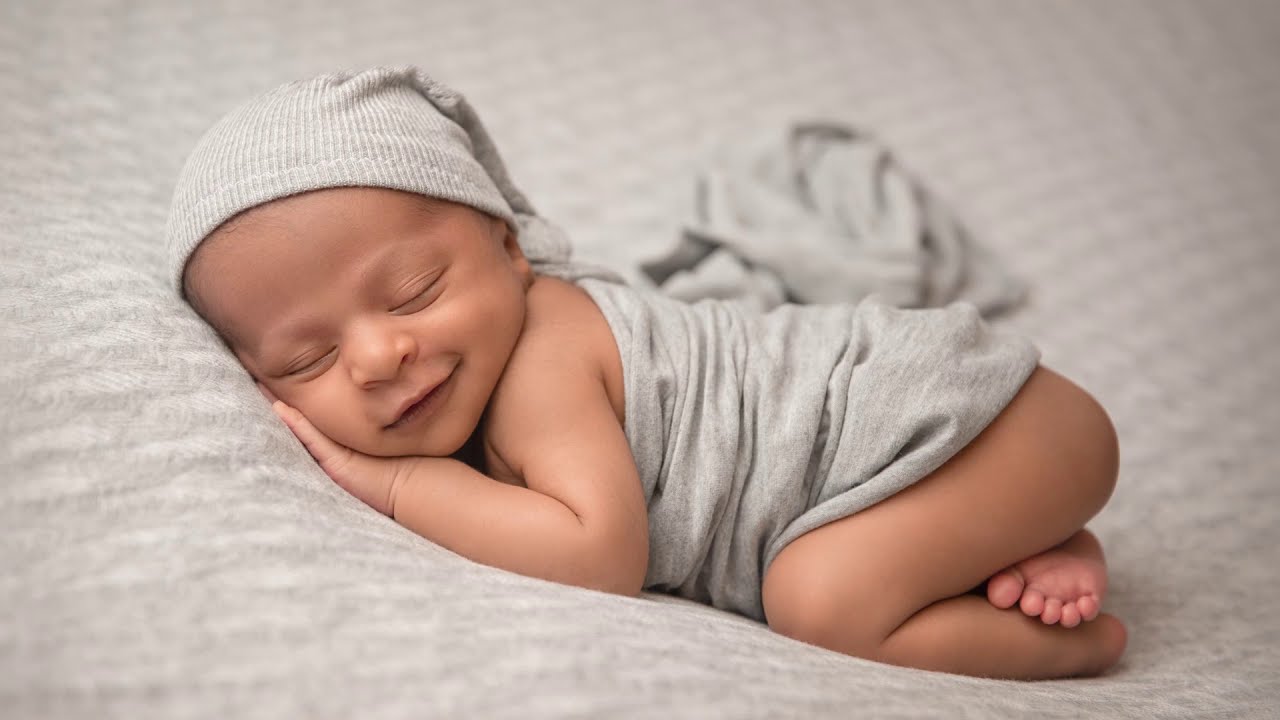 Auckland Newborn Photography 12 baby sleeping in box by newborn photographer siobhan kelly photography