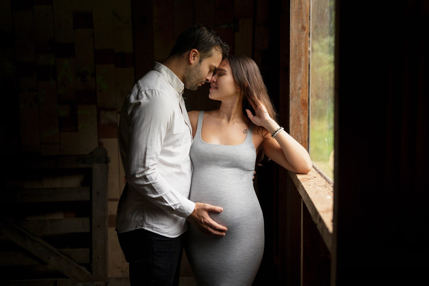 Auckland Maternity Photography 28 pregnant woman and partner by maternity photographer siobhan kelly photography
