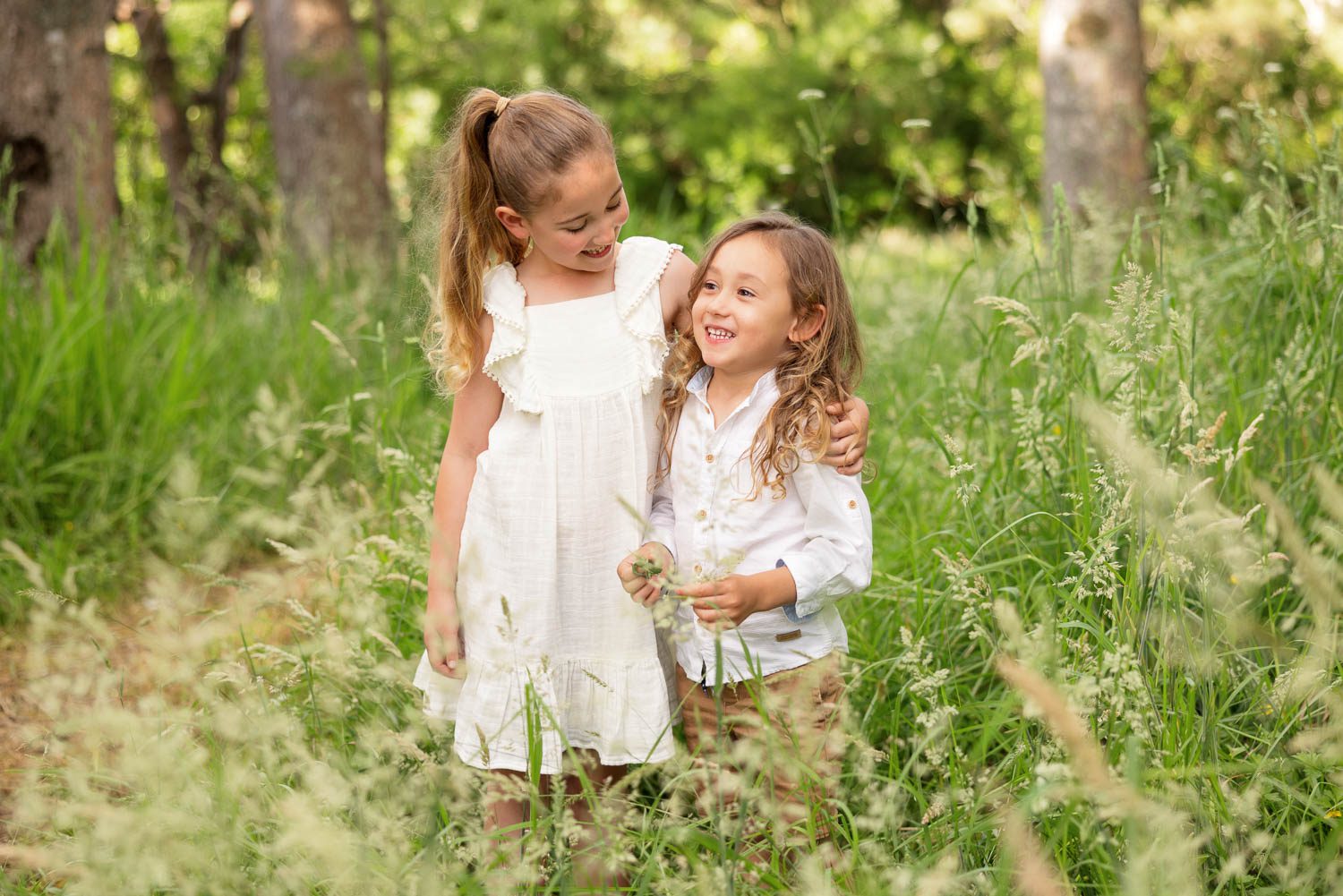 kids in long grass by family photographer siobhan kelly photography