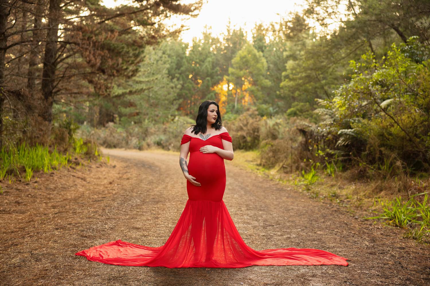 pregnant woman in forest by maternity photographer siobhan kelly photography